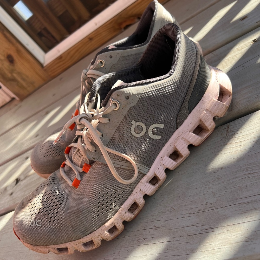 On Cloud Helion Running Shoe